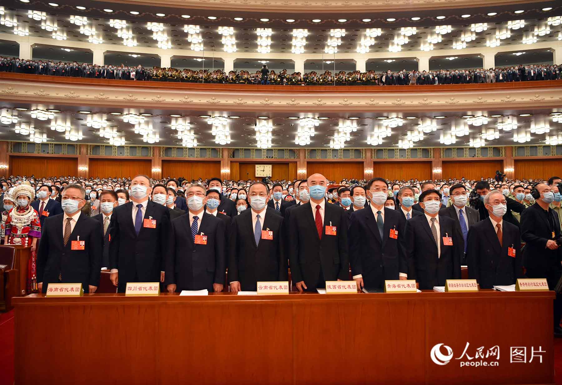 代表們高唱國歌。人民日報、人民網(wǎng)記者 雷聲 攝