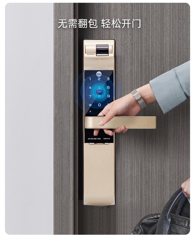 手里拿著手機(jī)的照片

描述已自動生成