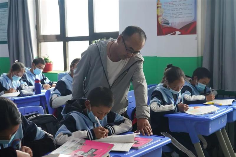 治多教師用堅(jiān)守精神扎根基層，點(diǎn)亮教育的希望明燈