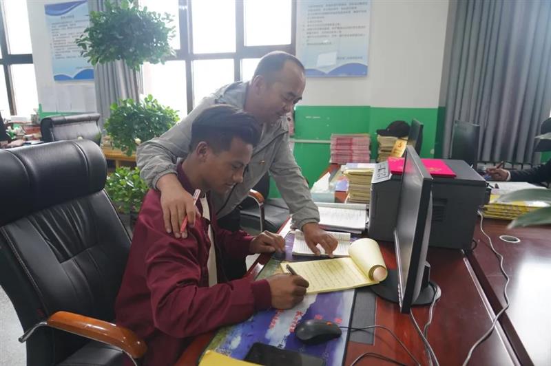 治多教師用堅(jiān)守精神扎根基層，點(diǎn)亮教育的希望明燈