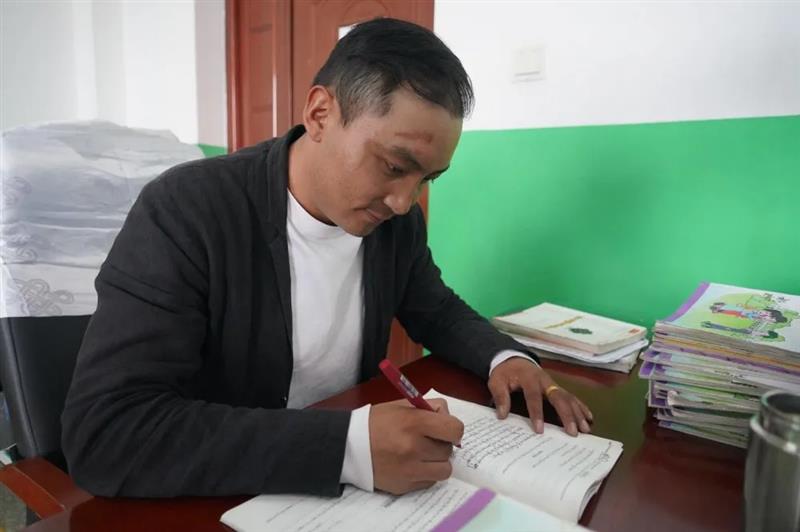 治多教師用堅(jiān)守精神扎根基層，點(diǎn)亮教育的希望明燈