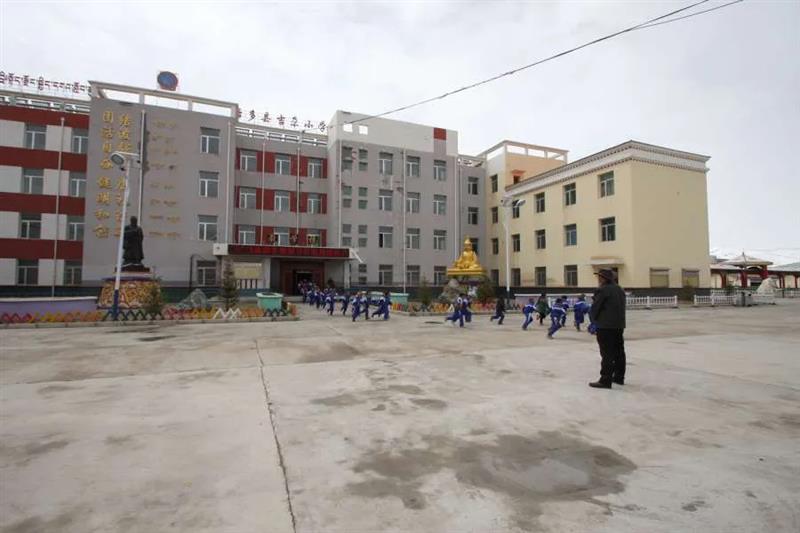 治多教師用堅(jiān)守精神扎根基層，點(diǎn)亮教育的希望明燈