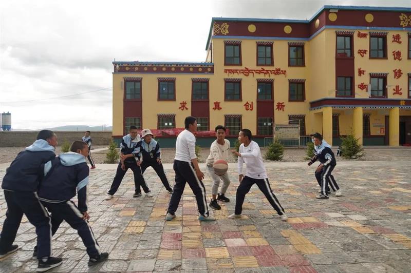 治多教師用堅(jiān)守精神扎根基層，點(diǎn)亮教育的希望明燈