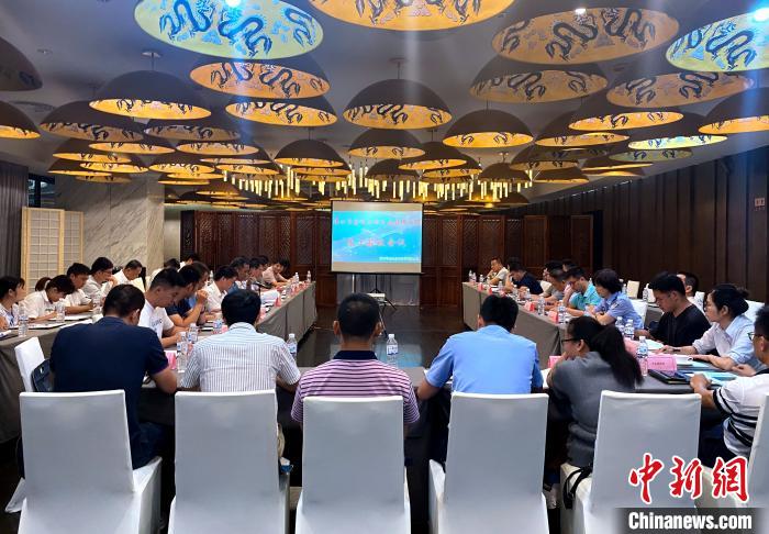 金峰大橋順利通過交工驗(yàn)收會(huì)議現(xiàn)場(chǎng)。　柳長(zhǎng)兵 攝