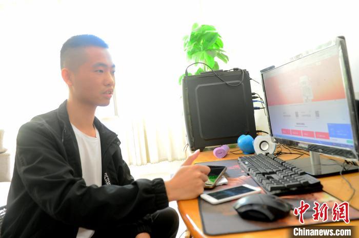 今年28歲的吳建新2016年從山西財(cái)經(jīng)大學(xué)畢業(yè)后，選擇回到家鄉(xiāng)從事電商，銷售百香果、地瓜干等當(dāng)?shù)剞r(nóng)特產(chǎn)品?！埥鸫?攝