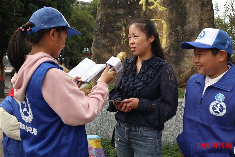 新華小記者夏莉涵采訪家長(zhǎng).jpg