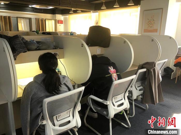 市民在共享自習(xí)室中學(xué)習(xí) 孫博妍 攝