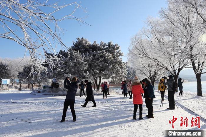 小霧凇島游人如織 蒼雁 攝