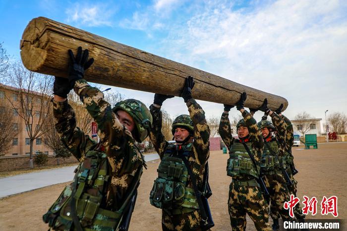 托舉原木訓(xùn)練。　曹志剛 攝