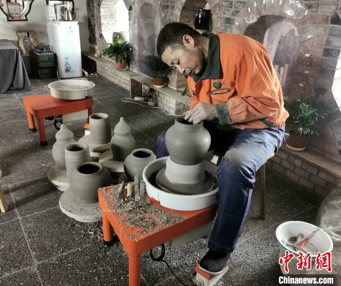 梁小板在陶瓷體驗(yàn)館內(nèi)忙碌著?！罱苡?攝