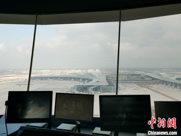 從空管一號(hào)塔臺(tái)，可俯瞰成都天府國(guó)際機(jī)場(chǎng)?！矽i 攝