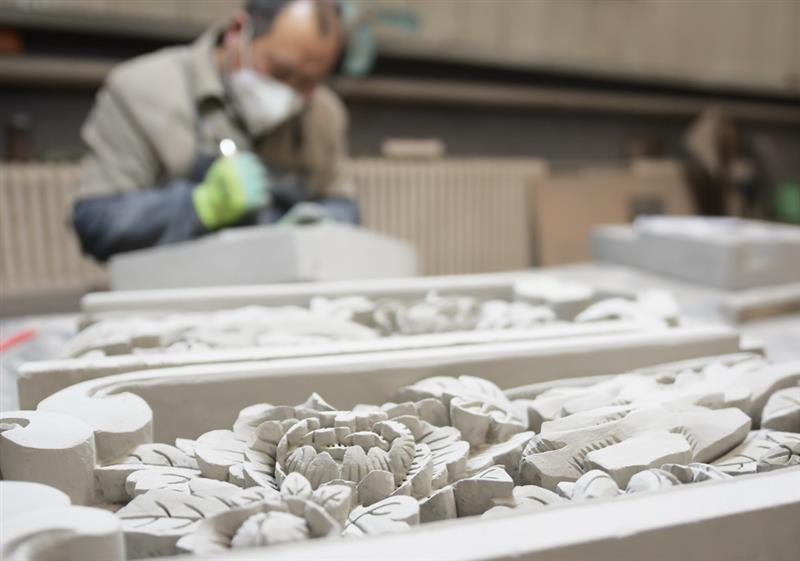 12月16日，在甘肅省臨夏回族自治州臨夏縣一磚雕公司，工作人員在制作磚雕作品。