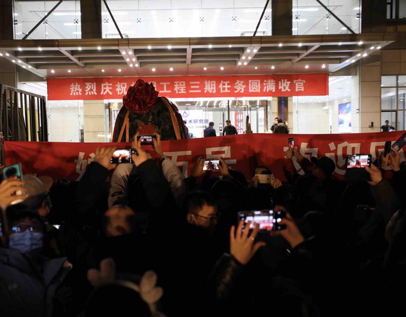 12月17日，在北京中國航天科技集團(tuán)五院，人們在歡迎嫦娥五號返回器回到出生地。