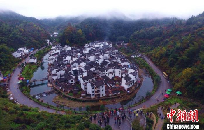 航拍美麗山村江西婺源縣大鄣山鄉(xiāng)菊徑村。村莊山環(huán)水繞，小河成大半圓型，被譽(yù)為“中國(guó)最圓的村莊”。(資料圖) 劉占昆 攝