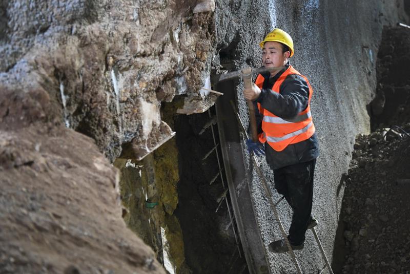 12月22日，工人在黃黃鐵路大金一號(hào)隧道內(nèi)施工。