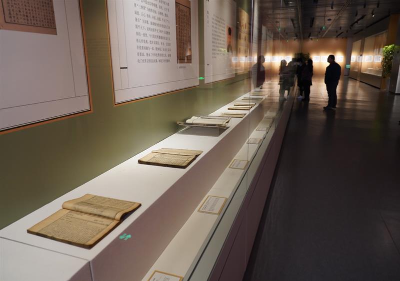 12月21日，觀眾在展覽上參觀。