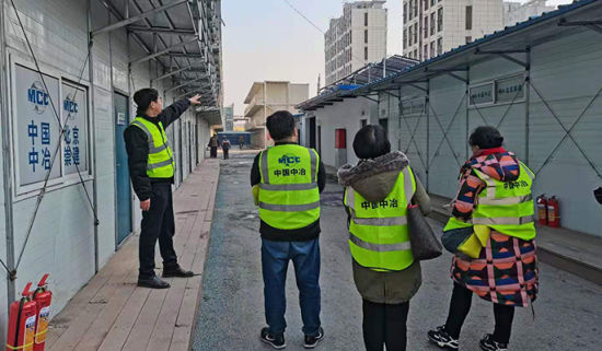 項(xiàng)目經(jīng)理在生活區(qū)介紹關(guān)心關(guān)愛(ài)農(nóng)民工具體舉措