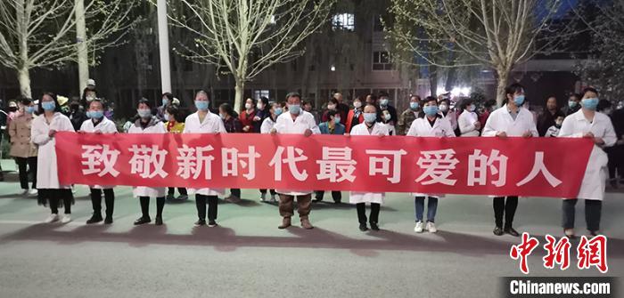 援鄂42天回到五團(tuán)沙河鎮(zhèn)已是深夜，五團(tuán)沙河鎮(zhèn)熱烈歡迎袁萌載譽(yù)歸來。(資料圖) 武軒 攝