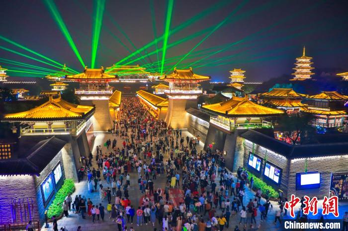 資料圖，圖為唐城景區(qū)夜游項(xiàng)目受歡迎。唐城景區(qū)供圖