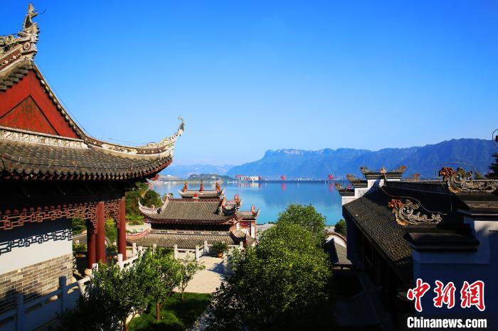 資料圖，圖為屈原祠與三峽大壩隔江相望，成為游客打卡熱門景區(qū)。宜昌市文化和旅游局供圖