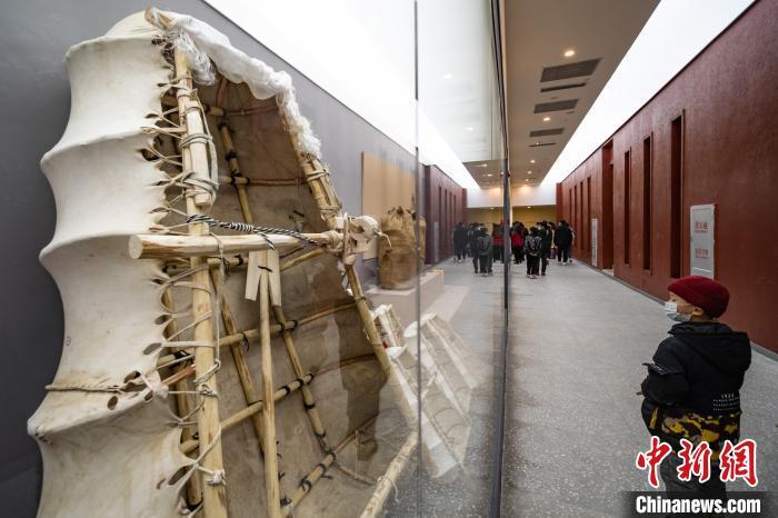 圖為展廳里展示的傳統(tǒng)牛皮船?！『闻罾?攝