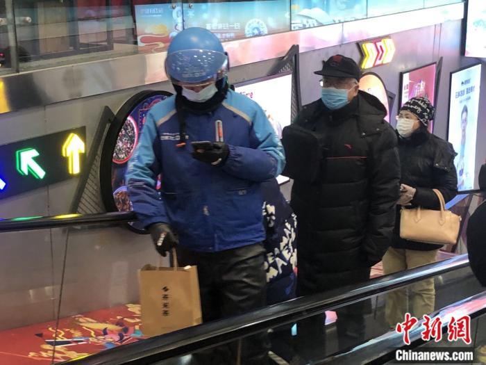 提著紙質(zhì)包裝外賣的外賣員在送餐。<a target='_blank' href='http://www.chinanews.com/' >中新網(wǎng)</a> 左宇坤 攝