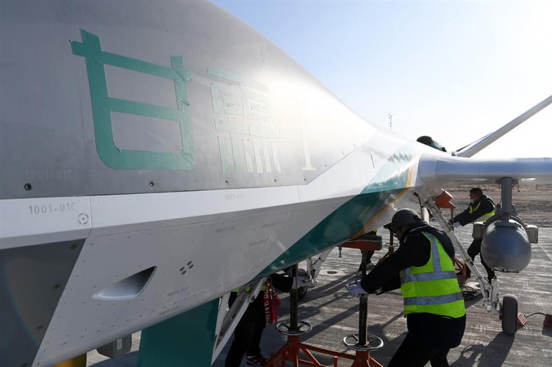 1月6日，在金昌金川機(jī)場，技術(shù)人員開展人工影響天氣無人機(jī)“甘霖-I”首飛前的準(zhǔn)備工作。