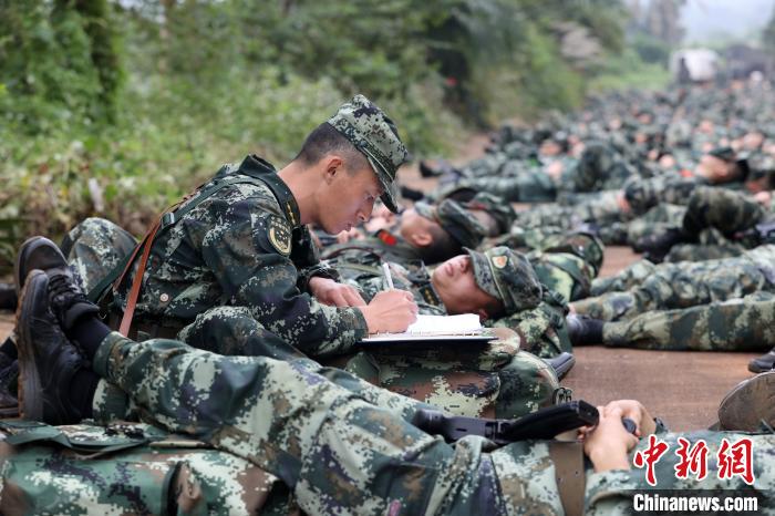 一名基層指揮員利用休息間隙制定作戰(zhàn)方案。　雷轍 攝