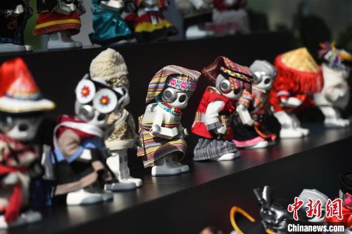 圖為重慶兩江新區(qū)禮嘉智慧公園展示的機器人。　陳超 攝