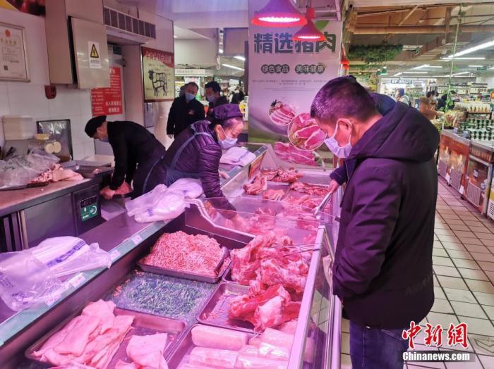 資料圖：民眾在滿洲里一超市內(nèi)選購(gòu)。 <a target='_blank' href='http://www.chinanews.com/'>中新社</a>發(fā) 莫鈺 攝