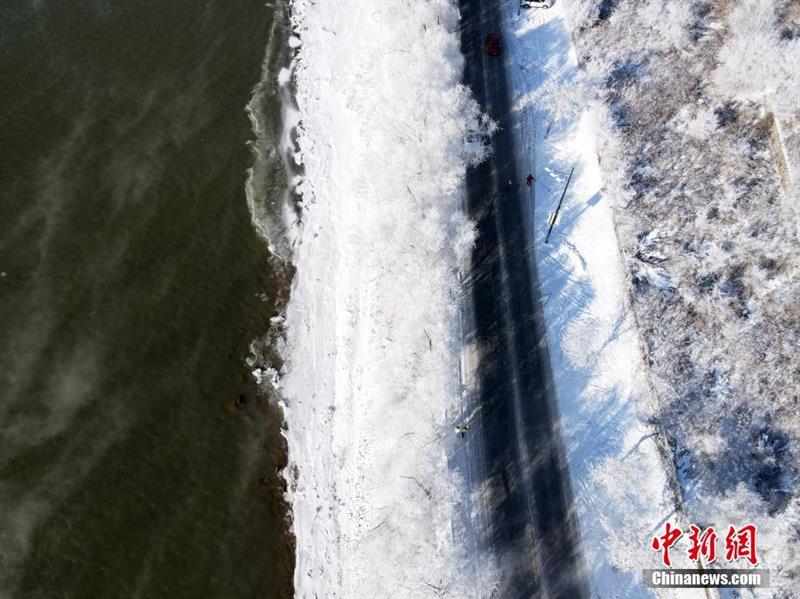 航拍松花江岸霧凇：玉樹瓊枝猶若仙境