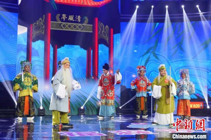 圖為1月31日，小選手們?cè)诶夼_(tái)賽現(xiàn)場(chǎng)表演?！∶峡?攝