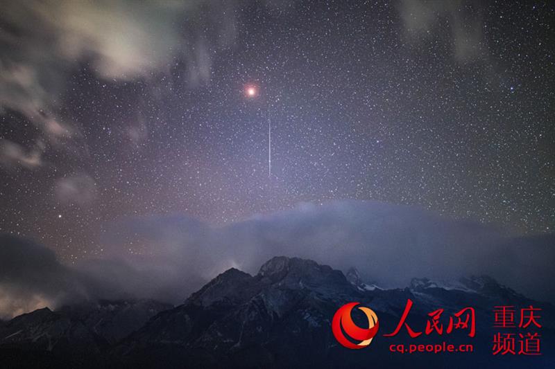 獅子座流星，拖著長長的尾帶，從天際劃過（攝于云南麗江玉龍雪山）。 戴建峰攝