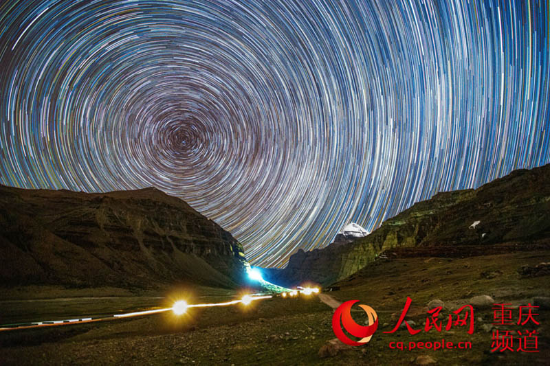 轉(zhuǎn)山，像是油畫繪制的迷人藝術(shù)品（攝于西藏阿里岡仁波齊）。 戴建峰攝 