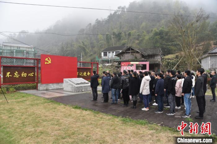 浙江臺州黨員在桐樹坑村星火廣場重溫入黨誓詞 范宇斌 攝