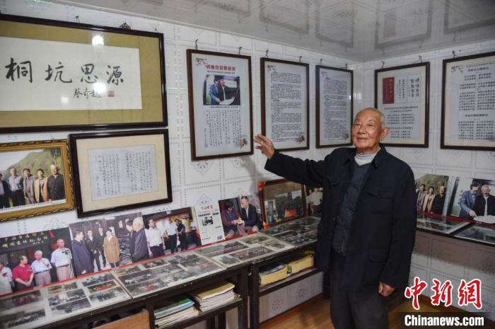 中共臺屬特委機關(guān)舊址紀(jì)念館原講解員辛杏春講述桐樹坑歷史 范宇斌 攝