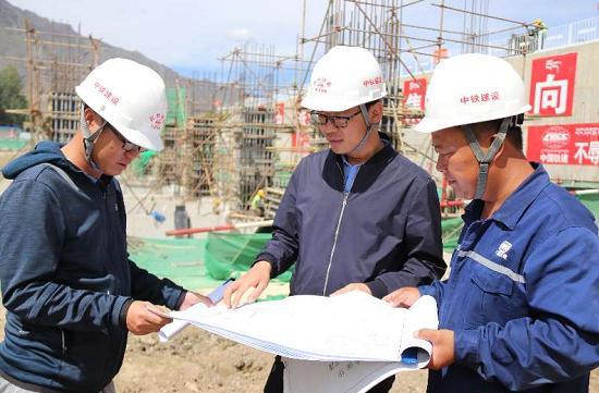 拉林鐵路桑日站、加查站精彩亮相