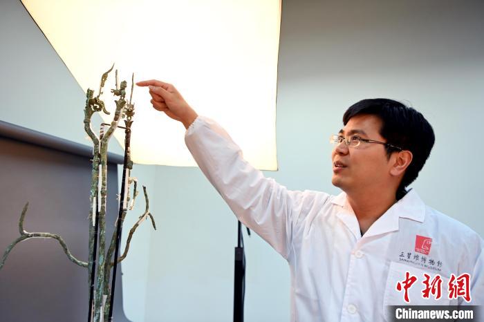 余健介紹三星堆3號(hào)青銅神樹(shù)修復(fù)情況?！“苍?攝