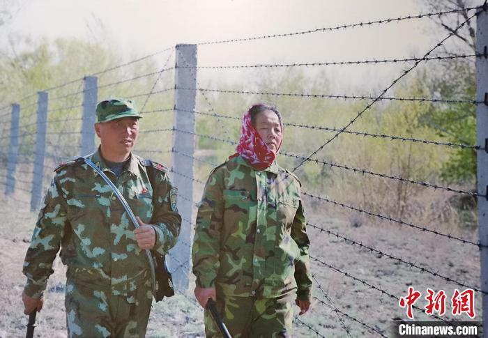 馬軍武夫婦在巡邊途中。(翻拍資料圖) 戚亞平 攝