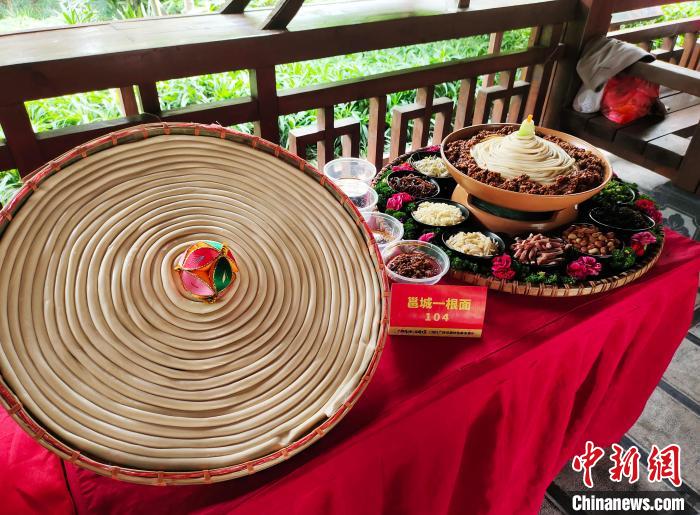 圖為廣西特色美食展示?！↑S艷梅 攝