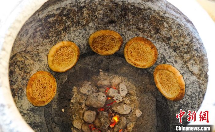 正在烤制過程中的烏爾禾馕?！↓嫴?攝