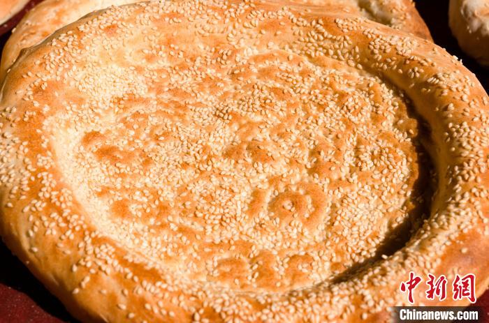 烏爾禾馕產(chǎn)業(yè)基地新出爐的熱馕?！↓嫴?攝