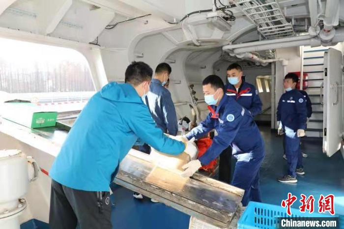 4月20日，中國第三代航天遠(yuǎn)洋測量船遠(yuǎn)望5號船緩緩駛離碼頭，再度奔赴大洋執(zhí)行海上測控任務(wù)。　王璐瑤 攝