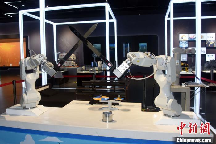 資料圖：安徽創(chuàng)新館內(nèi)，先進(jìn)機(jī)器人進(jìn)行舞劍演示?！O自法　攝
