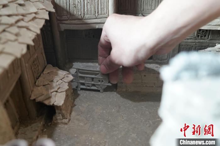 圖為陶土民居模型局部細節(jié) 蒲文思 攝