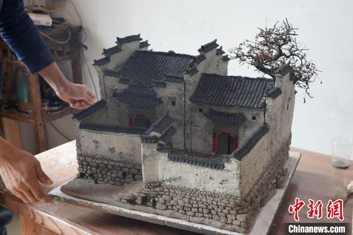 圖為黃簡松完工的一件陶土民居作品 蒲文思 攝