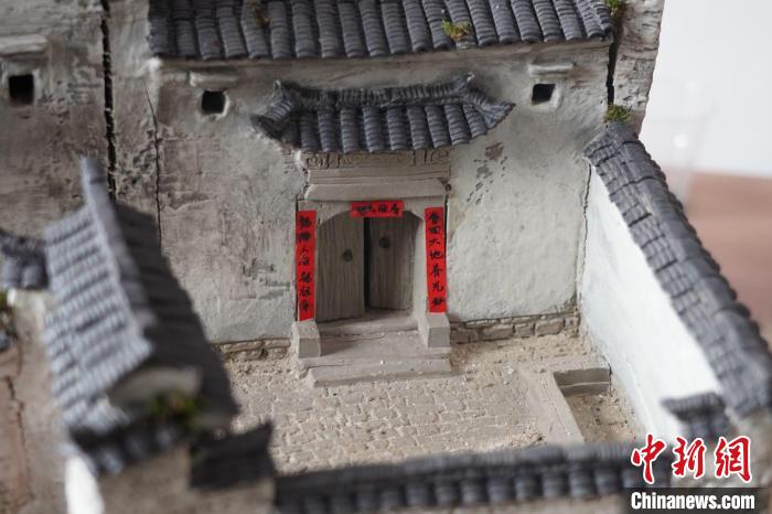 圖為陶土民居模型局部細節(jié) 蒲文思 攝