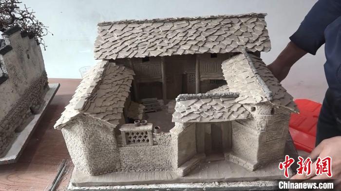 圖為黃簡松現階段創(chuàng)作的安順屯堡民居模型 蒲文思 攝
