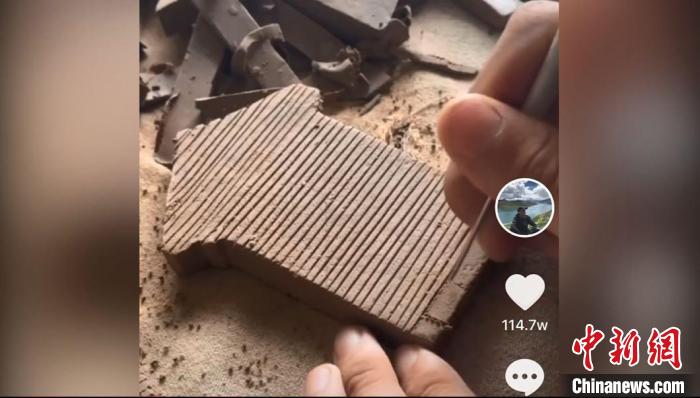 圖為黃簡松的陶土民居作品獲網友點贊關注 蒲文思 攝