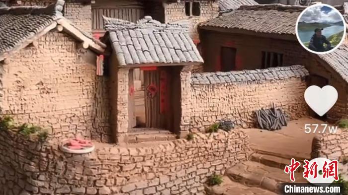 圖為黃簡松的陶土民居作品獲網友點贊關注 蒲文思 攝